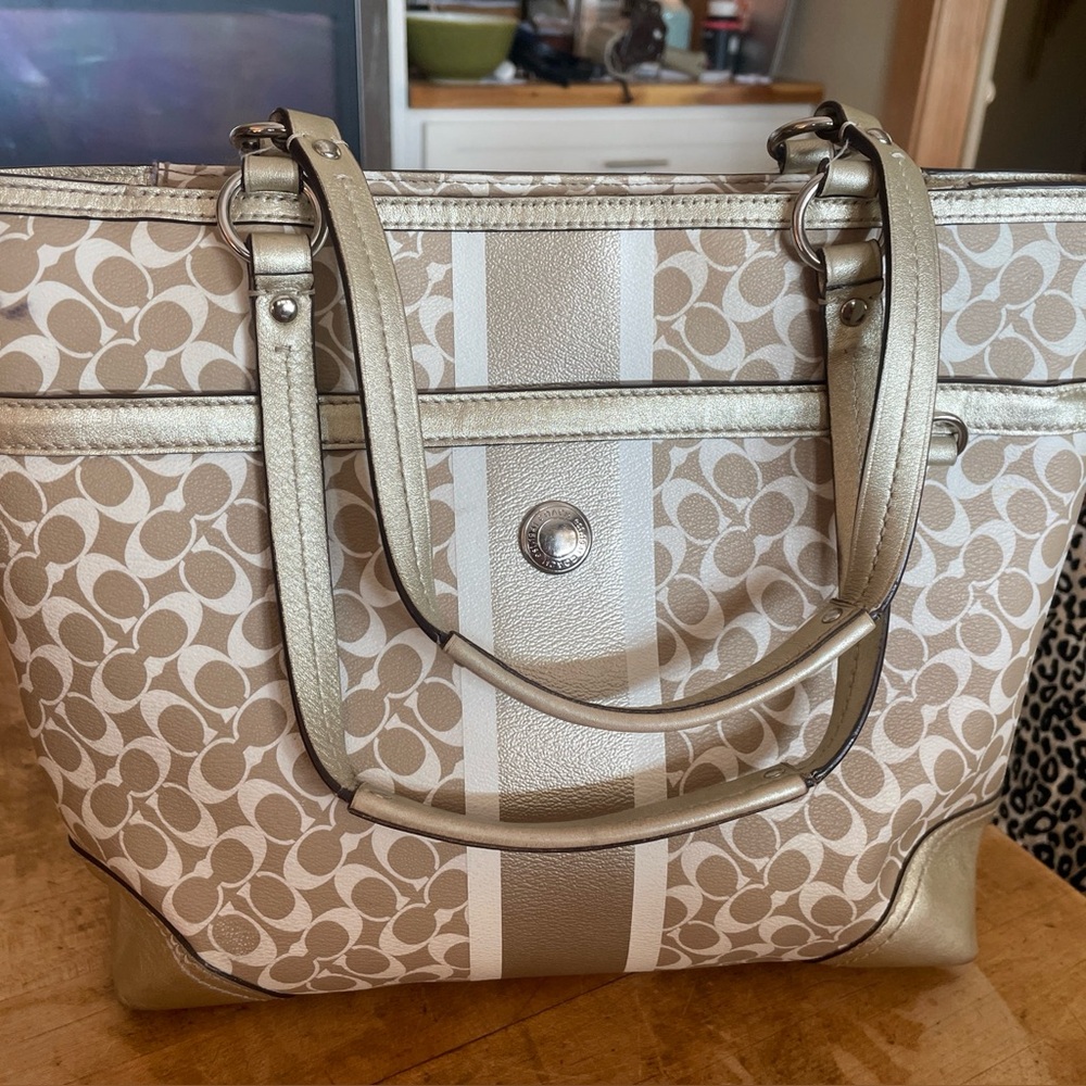 COACH Gold and Cream Signature Tote Purse Bag Lavender Lining pockets and zip